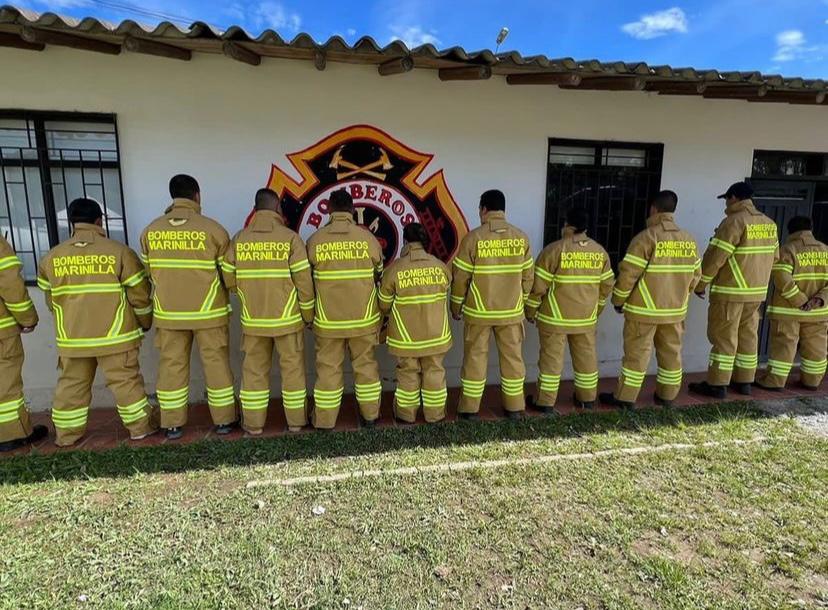 Por primera vez bomberos tienen trajes contra incendios