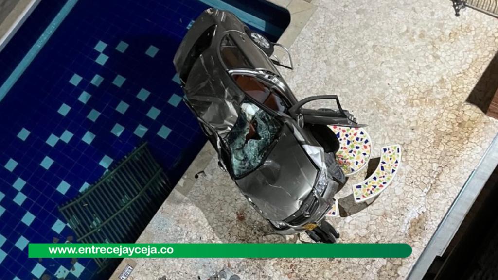 Murió el hombre que cayó en un carro desde el parqueadero de un edificio