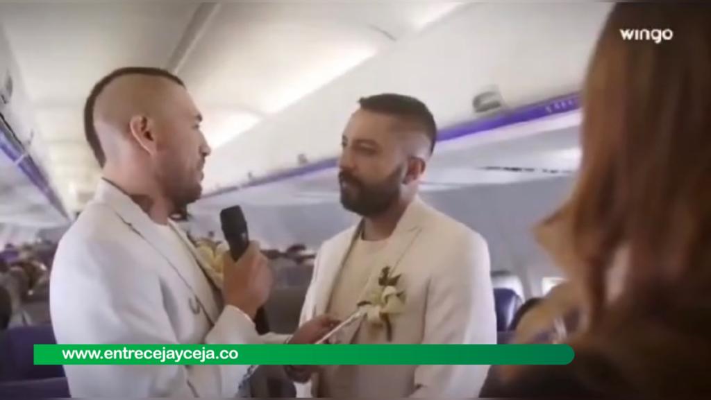 Pareja gay contrajo matrimonio en un avión de Wingo
