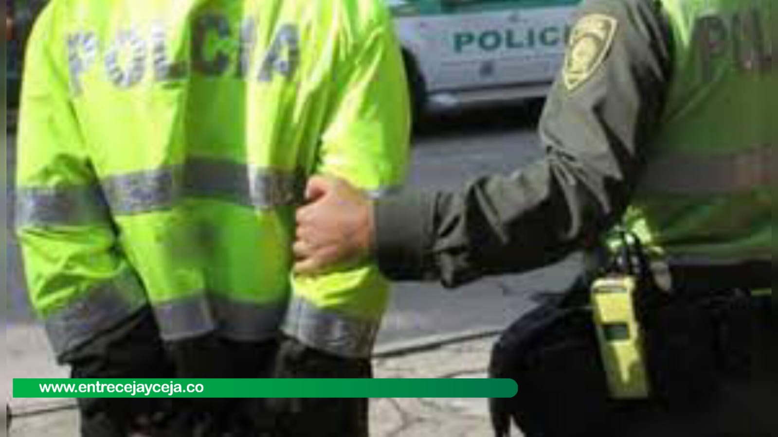 Policías sorprendidos realizando una extorsión de comieron los billetes