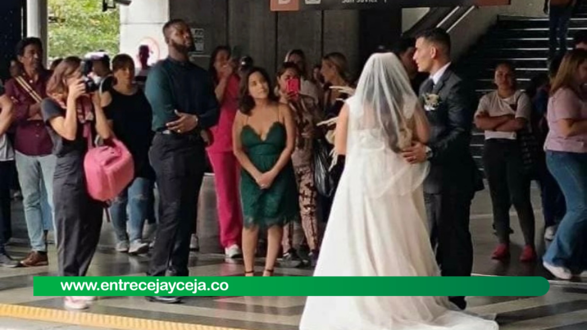 Pareja celebró su matrimonio en plena estación del metro