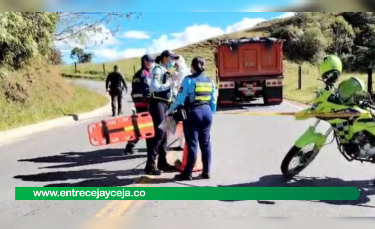 Motociclistas chocaron contra una volqueta; uno murió