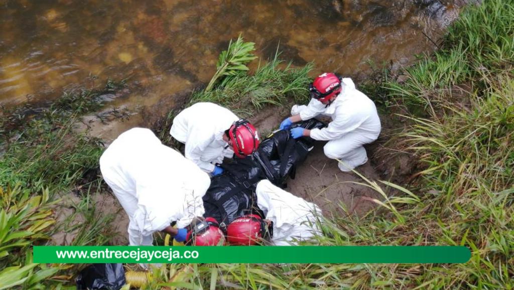 Borracho que estaba amanecido cayó a un río y murió