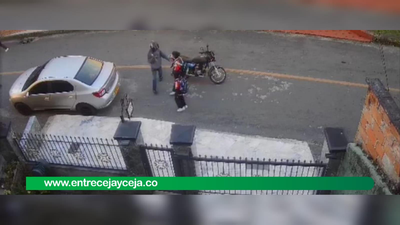 Cámaras del CMC grabaron al ladrón que atraca con cuchillo