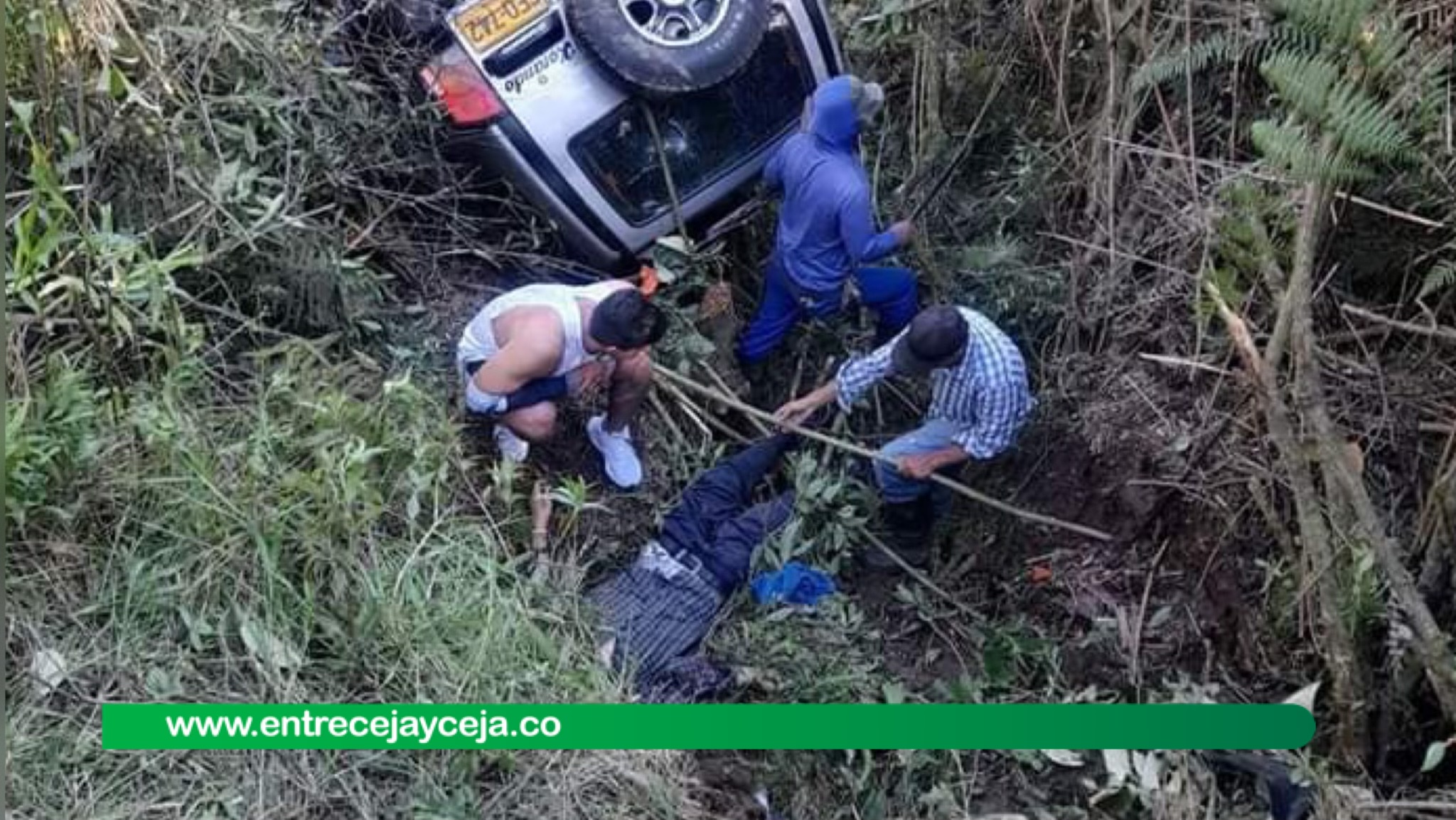 Vehículo rodó por un abismo en la vía Sonsón-La Unión