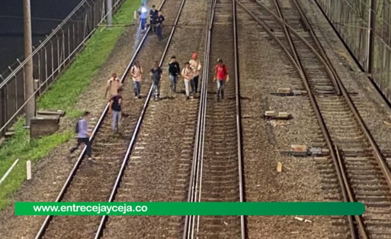 Usuarios ingresaron a la vía férrea del Metro y obligaron a suspender operación