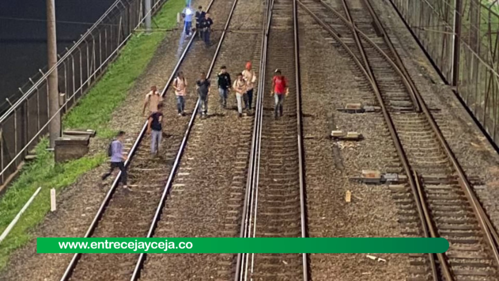 Usuarios ingresaron a la vía férrea del Metro y obligaron a suspender operación