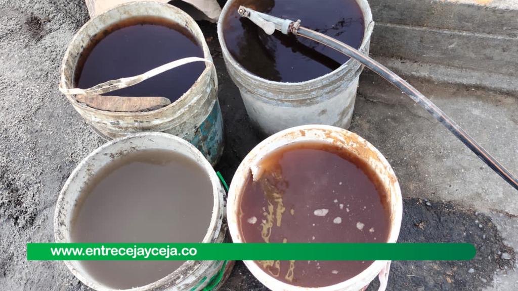 Así les llega el agua desde hace 4 años a habitantes de dos veredas de Rionegro