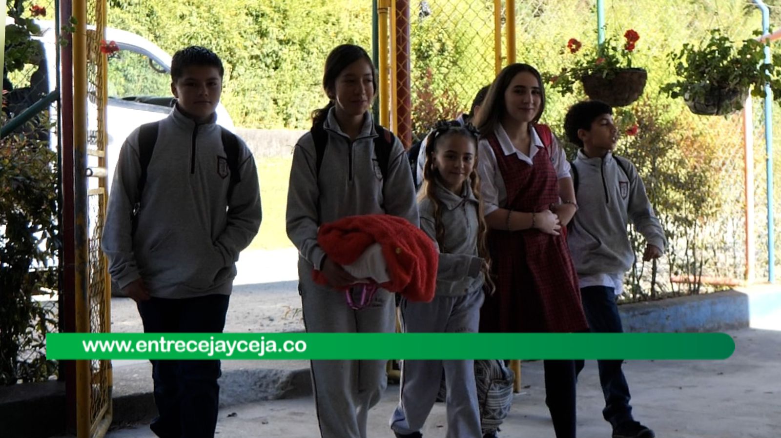Transporte gratis para 220 estudiantes de colegio rural