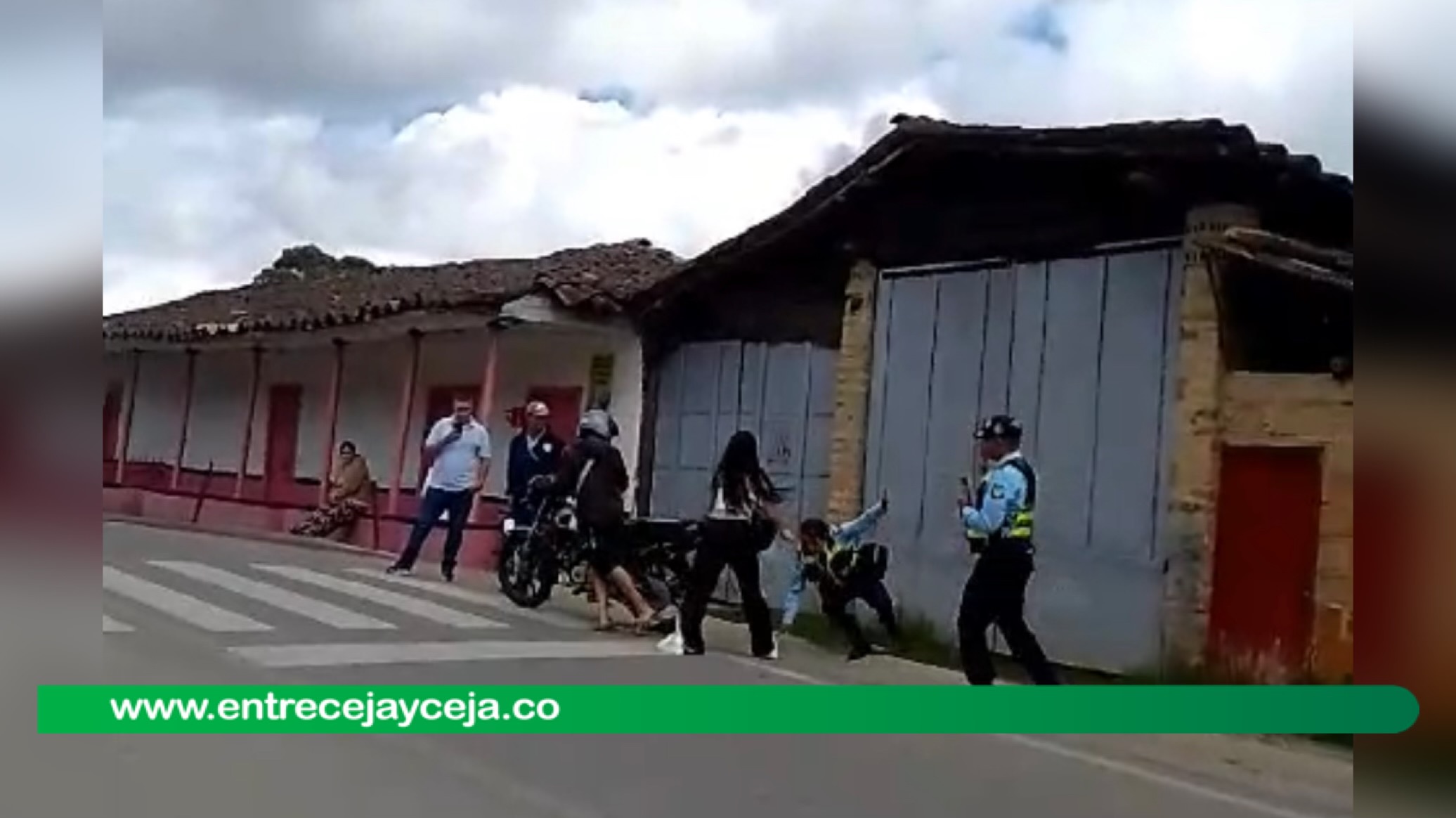 Inaceptable; agente de tránsito fue agredida en la Clásica