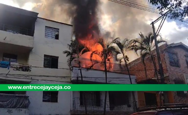 Barrio Caribe en llamas: un incendio genera una gran nube de humo que se extiende por Medellín