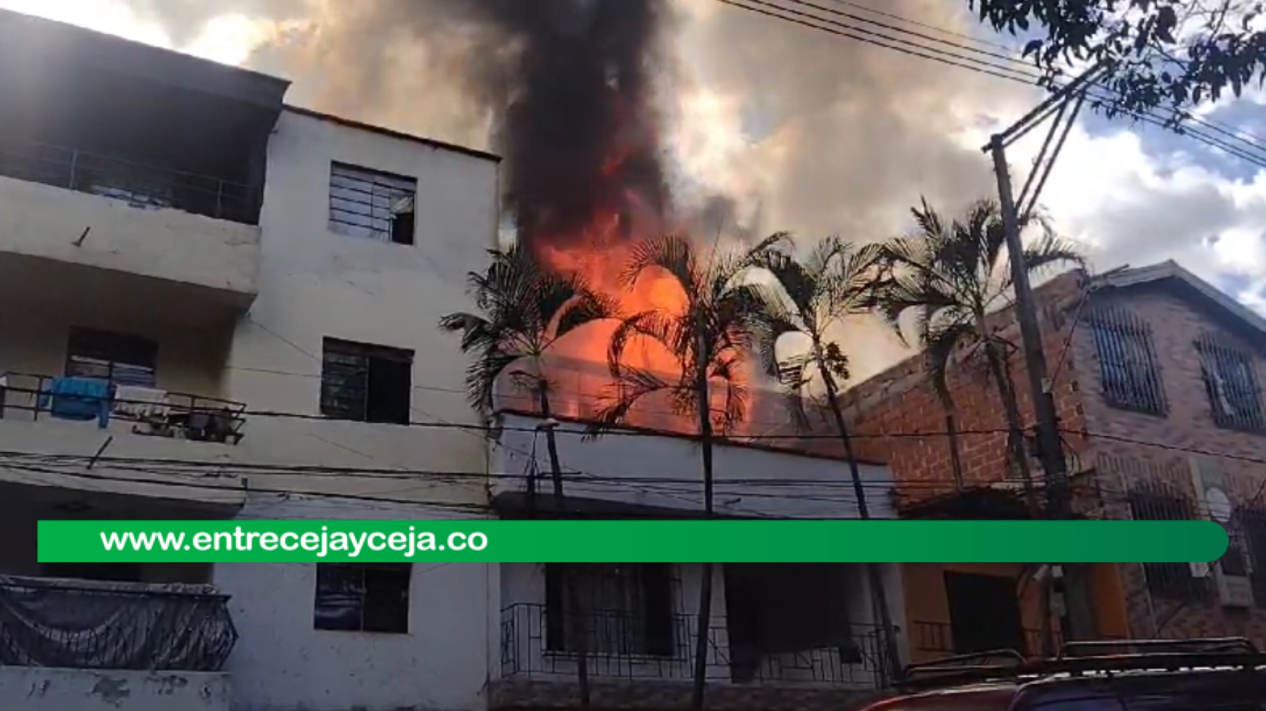 Barrio Caribe en llamas: un incendio genera una gran nube de humo que se extiende por Medellín