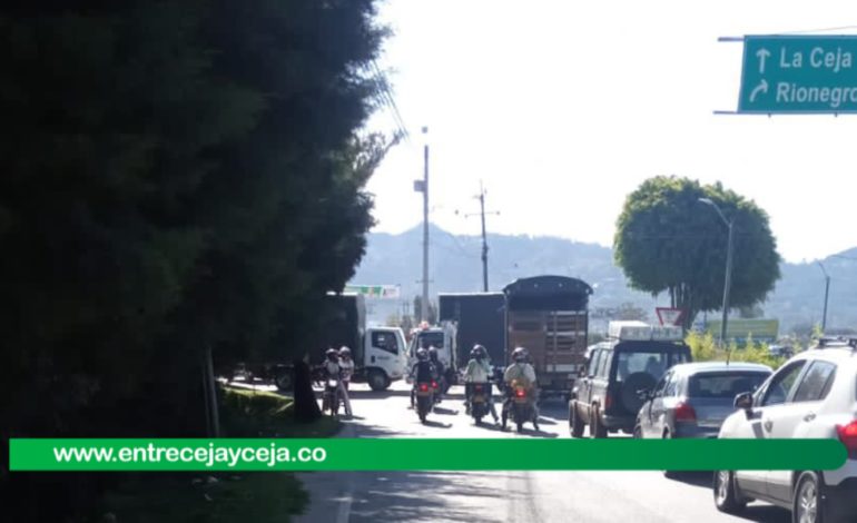 Camioneros bloquean la vía La Ceja – La Unión