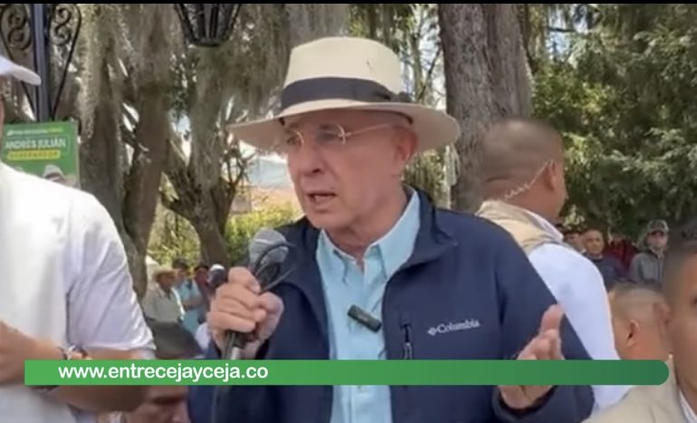 Uribe sigue confrontando a jóvenes que lo llaman “paramilitar”