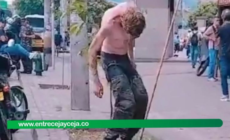 Extraño comportamiento de hombre en calle de Medellín sería por efectos de la heroína