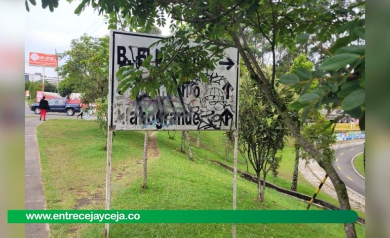 Denuncian abandono de señalética de tránsito en Rionegro