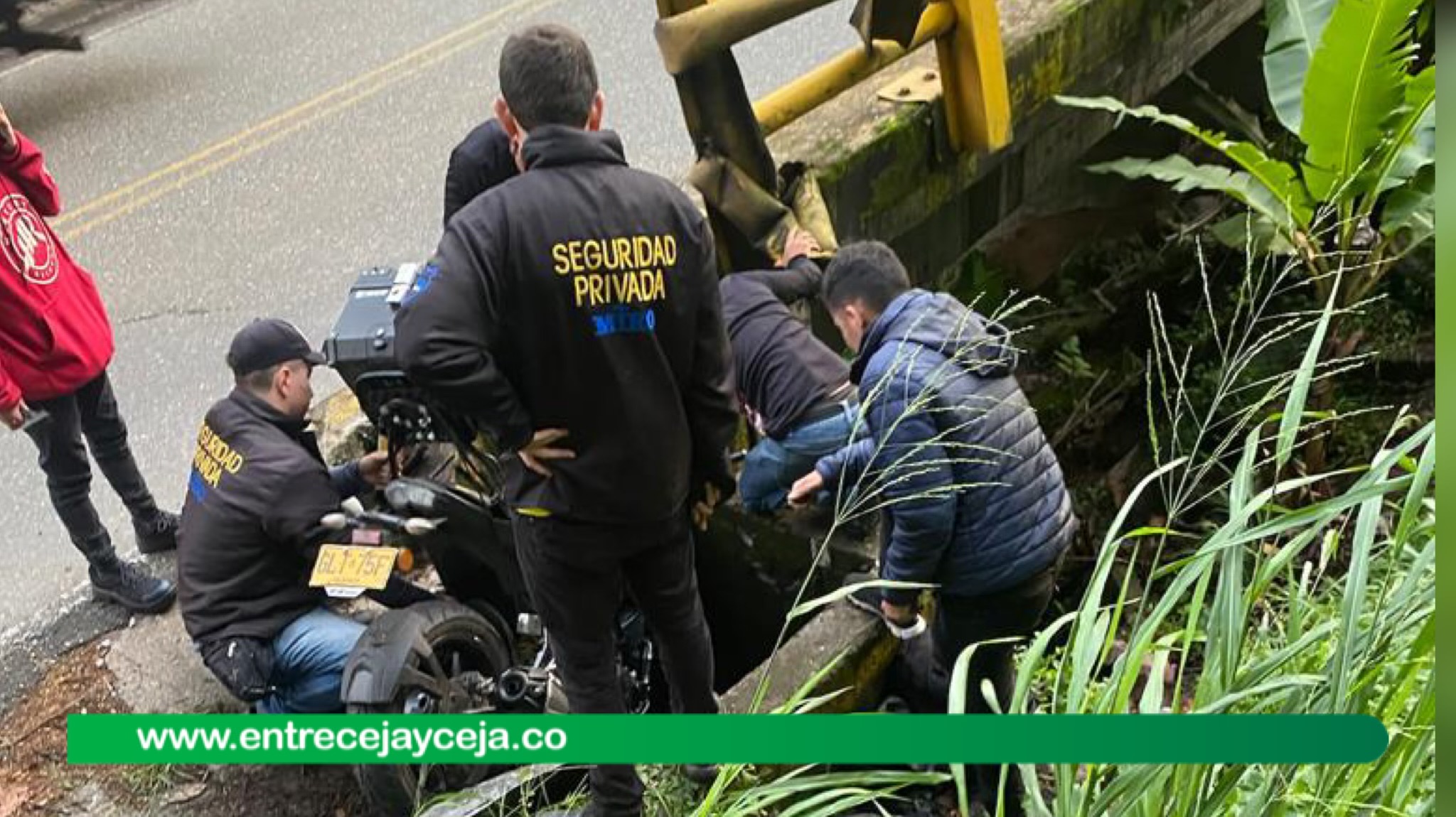 Motociclista se salvó de morir tras casi caer al Río Calderas