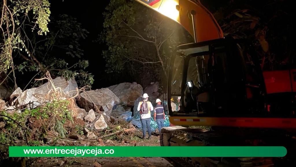 Rocas caídas sobre la autopista tendrían que ser dinamitadas; vía continúa cerrada