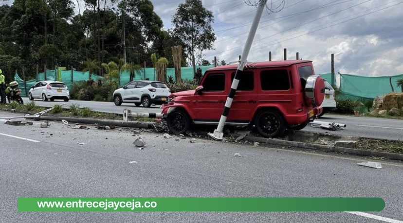 Carro de Ryan Castro terminó contra un poste; el cantante iba dentro del vehículo