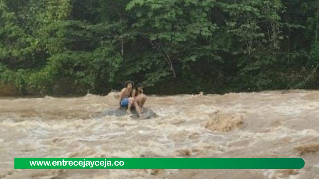 Angustioso rescate: dos personas quedaron atrapadas en medio de creciente súbita de río en San Rafael