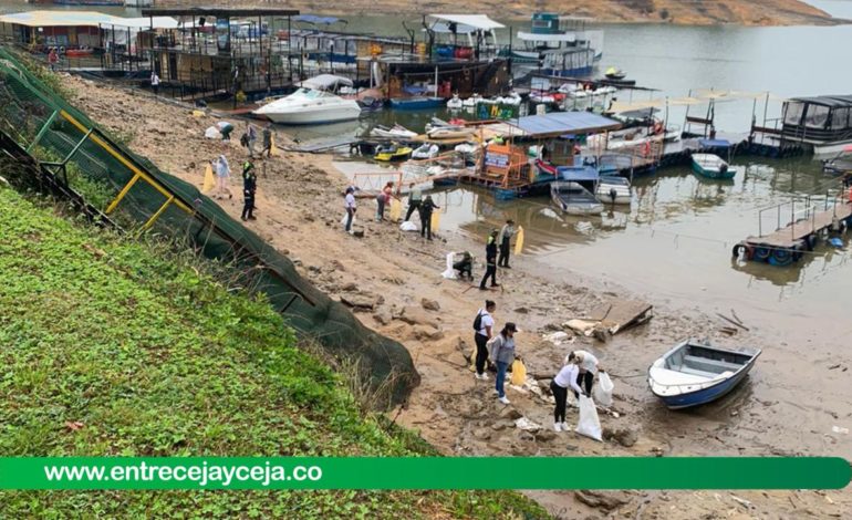 En Guatapé aprovecharon bajos niveles de la represa y realizaron jornada de limpieza; recolectaron 7 toneladas de residuos