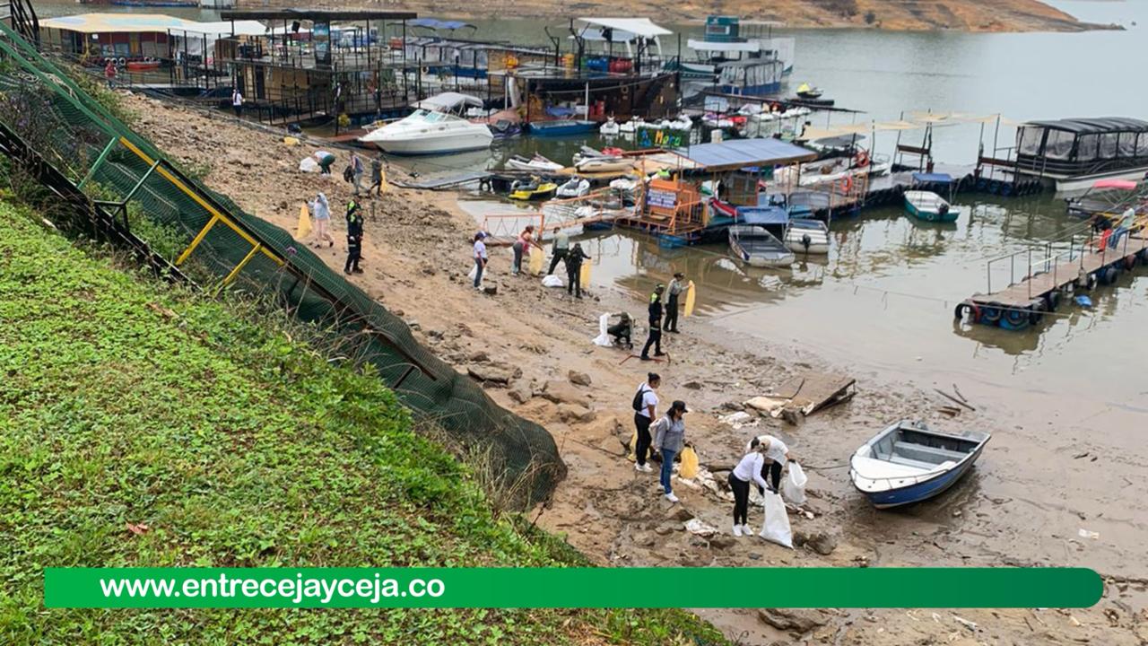 En Guatapé aprovecharon bajos niveles de la represa y realizaron jornada de limpieza; recolectaron 7 toneladas de residuos