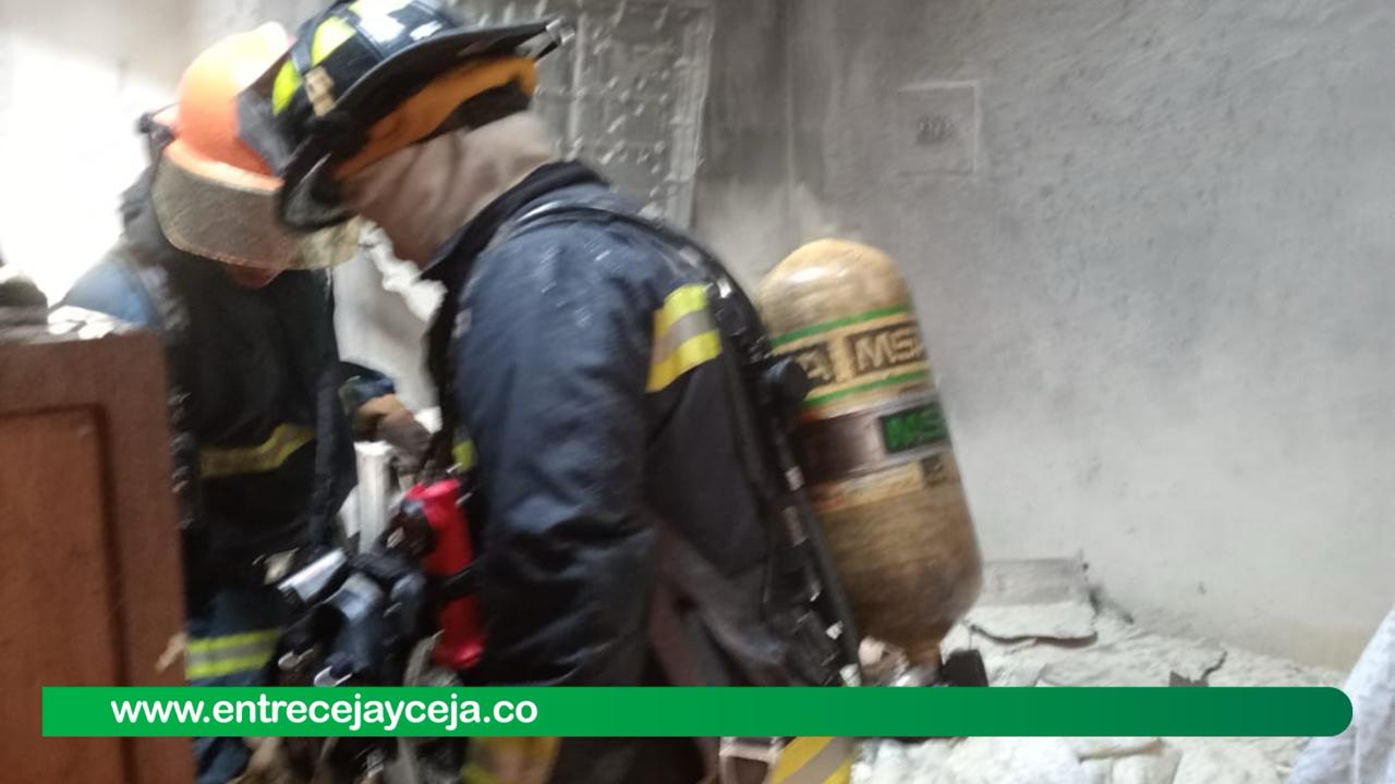 Incendio en una vivienda de La Ceja dejó pérdidas materiales y un joven con heridas faciales