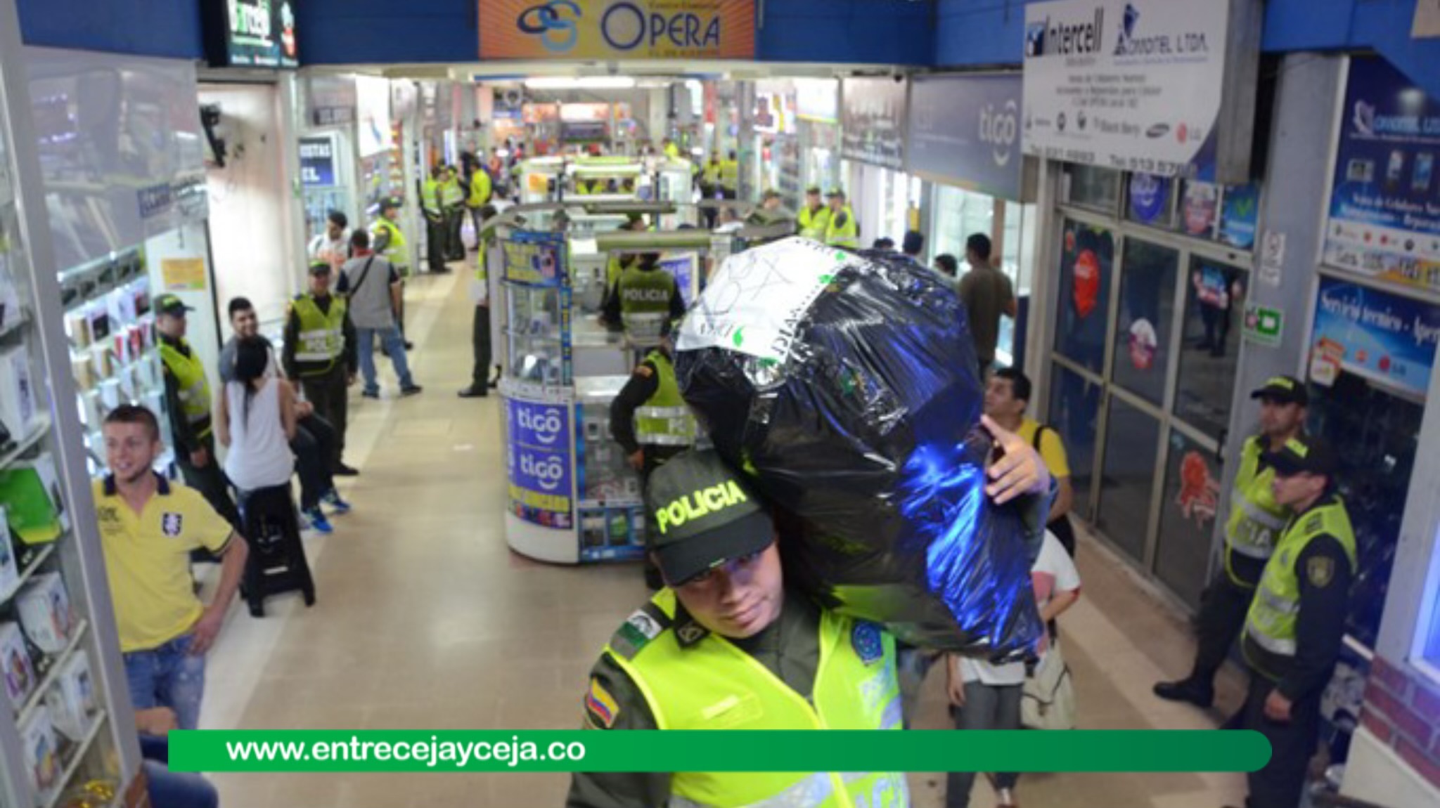 Clausuran centro comercial Ópera por distribución de celulares robados