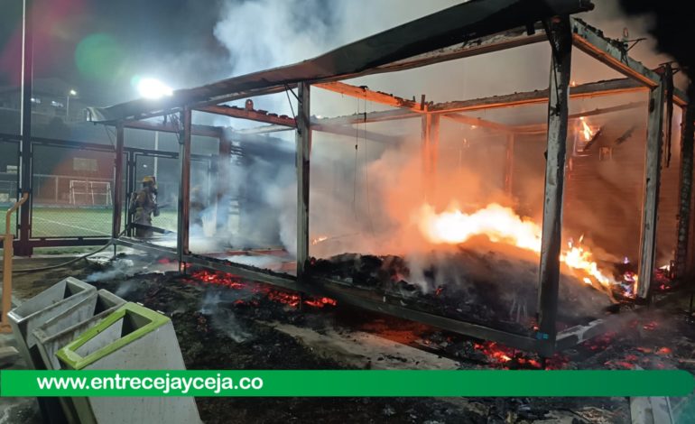Incendio consumió  la caseta de la cancha de Cuatro Esquinas en Rionegro