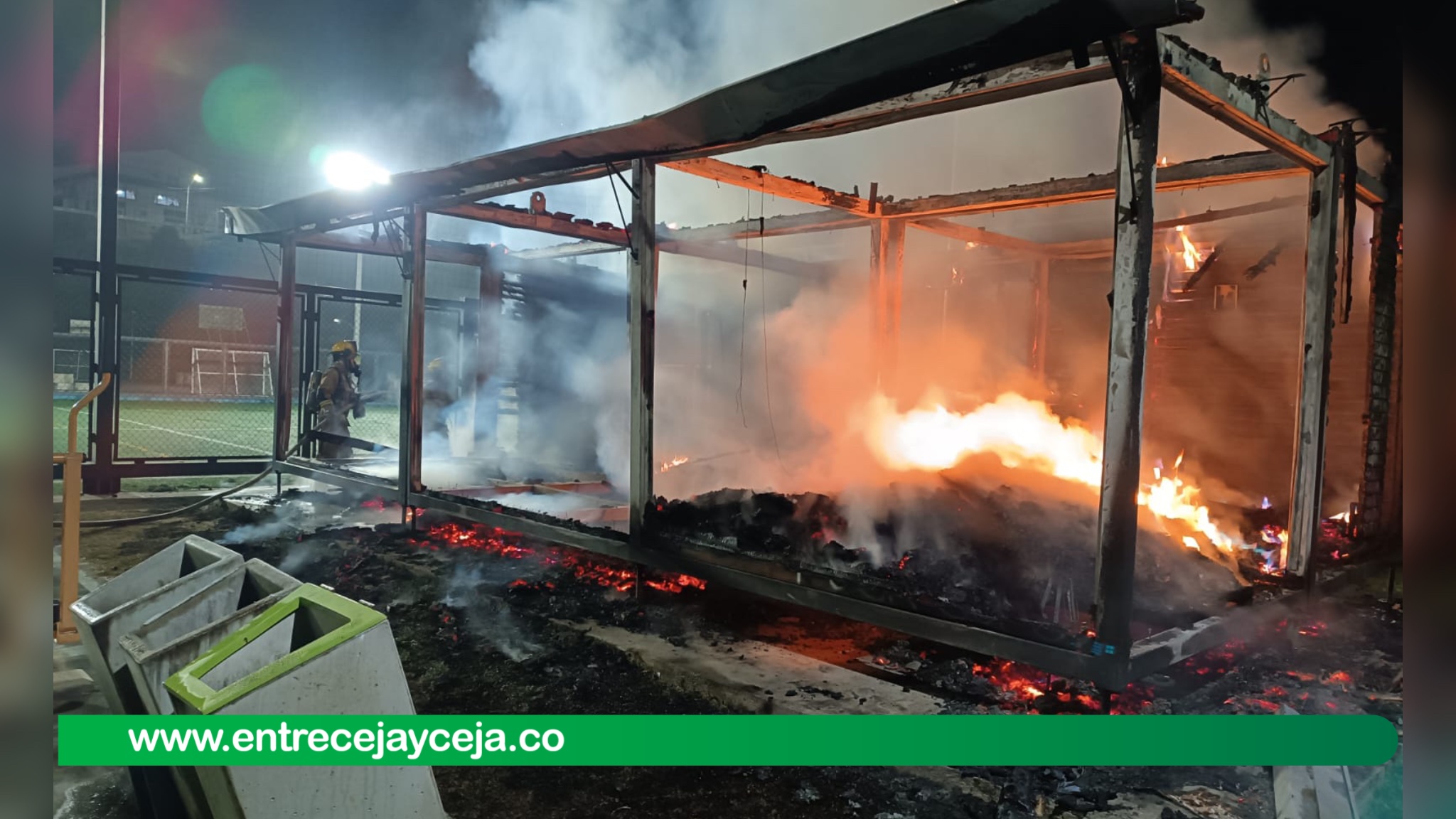 Incendio consumió  la caseta de la cancha de Cuatro Esquinas en Rionegro