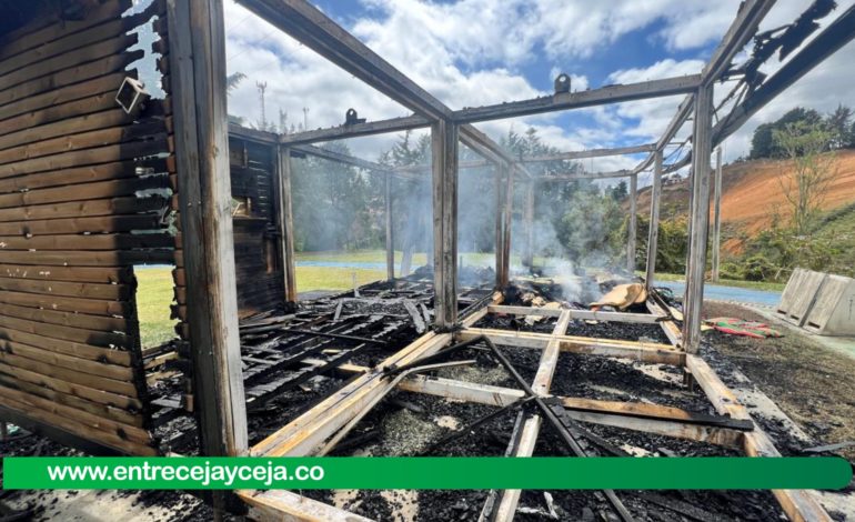 Alcaldía de Rionegro califica de vandalismo incendio en caseta de cancha de Cuatro Esquinas
