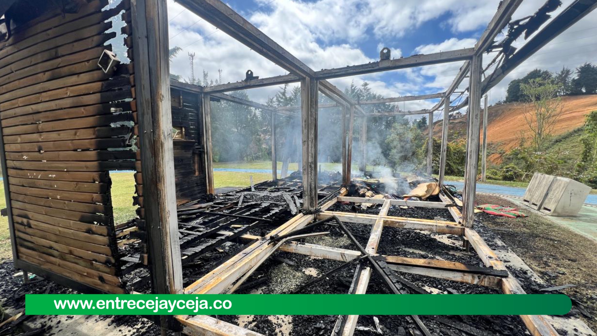 Alcaldía de Rionegro califica de vandalismo incendio en caseta de cancha de Cuatro Esquinas