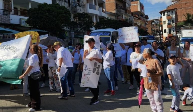 Comunidad de barrio de El Santuario protestó por la escasez de agua