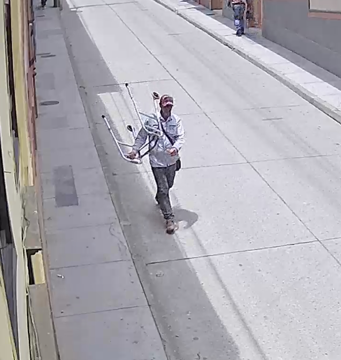 Ladrón robó un caminador a persona de la tercera edad