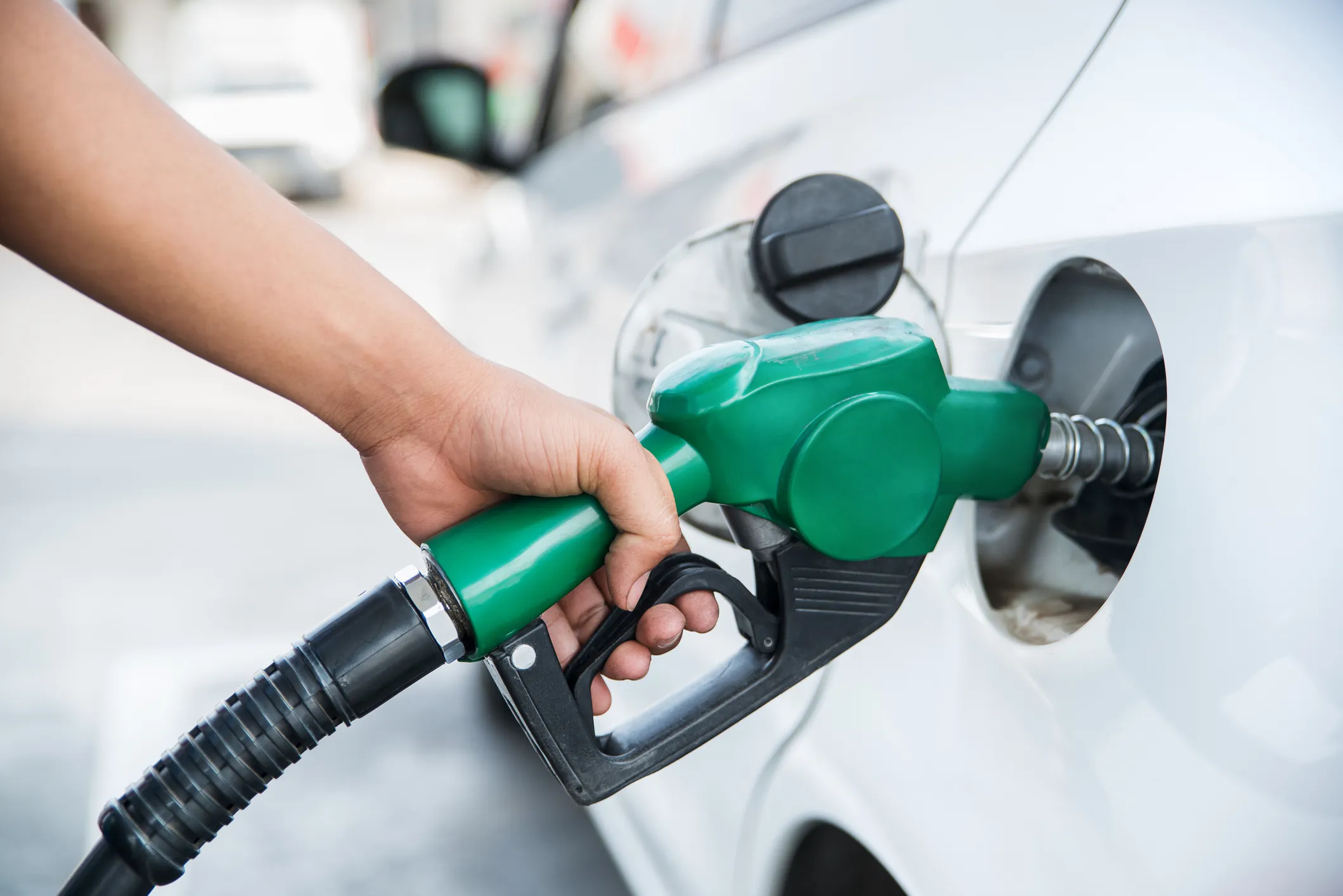 Multinacional y sus gasolineras se van del país, esta sería la razón