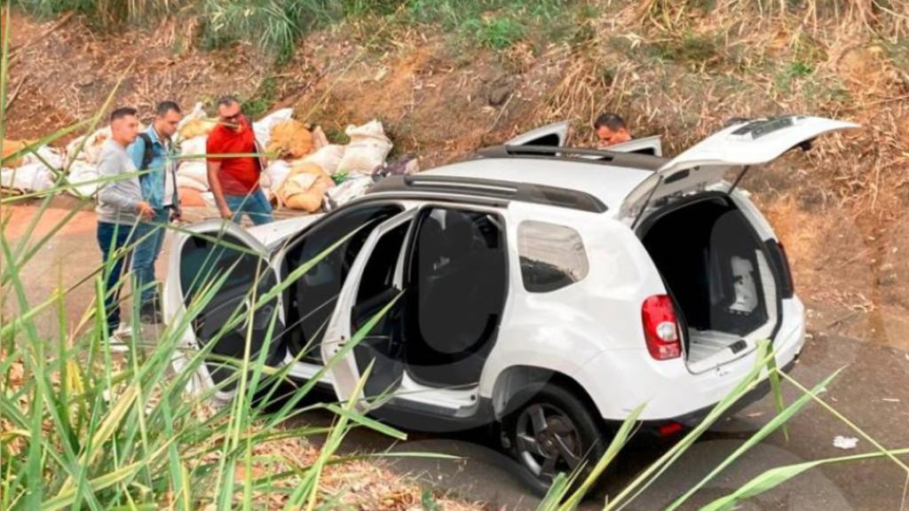 Bello: encuentran cadáver envuelto en cobijas y amarrado con cuerdas dentro de maleta de carro abandonado