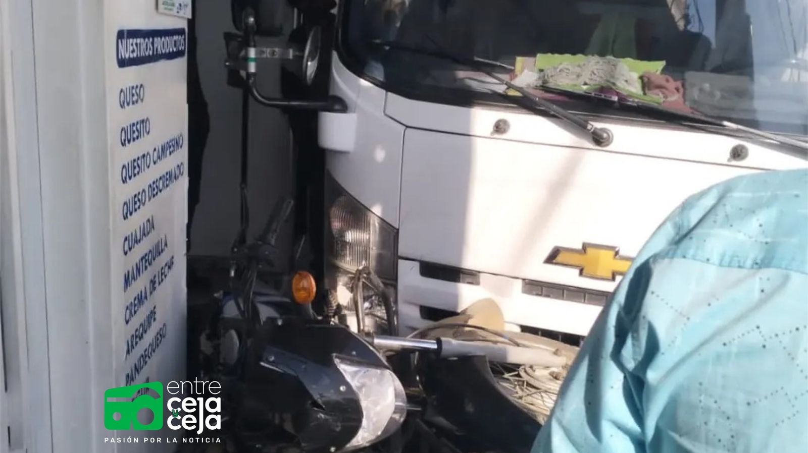 Vehículo se desengranó y se llevó dos motos por delante