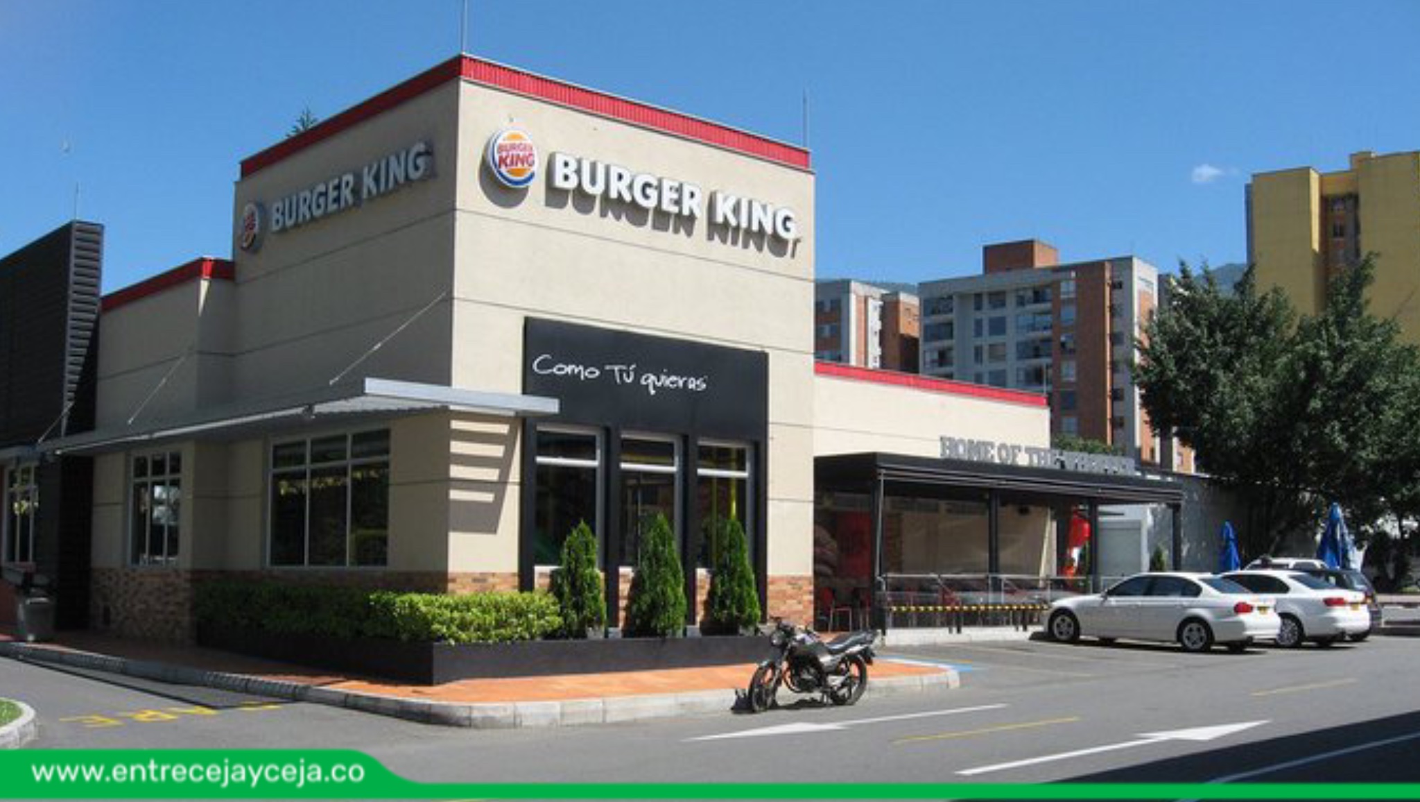 Escándalo por sujeto que se baña desnudo en tanques de agua de Burger King