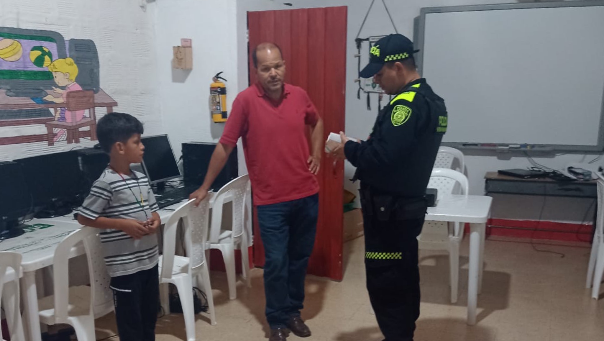 Roban de Escuela Rural computadores donados por Yeferson Cossio