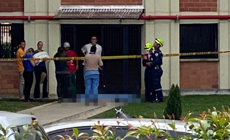 Mujer fallece tras caer de un edificio en El Carmen