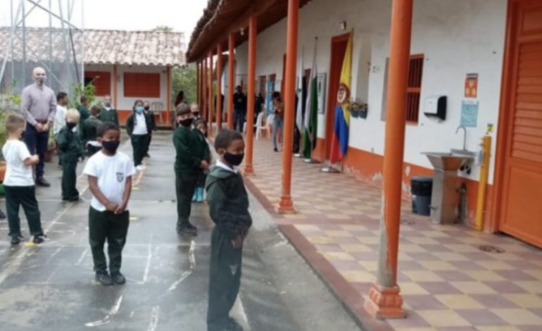 Solucionada la crisis: ya llegó la docente que hacía falta a la escuela Cimarronas en Marinilla