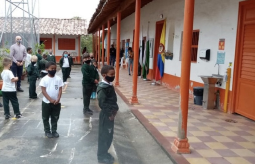 Solucionada la crisis: ya llegó la docente que hacía falta a la escuela Cimarronas en Marinilla