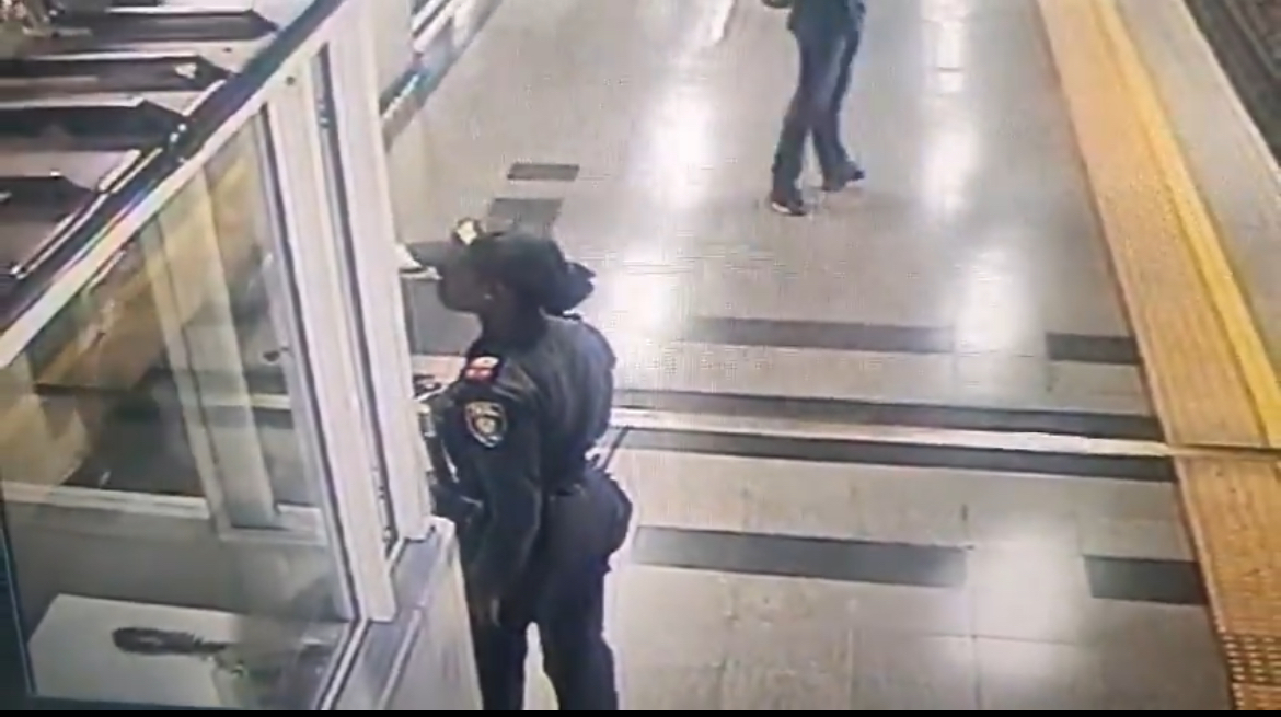 Joven atacó a mujer Policía en estación del Metro ¿Estaba drogado?