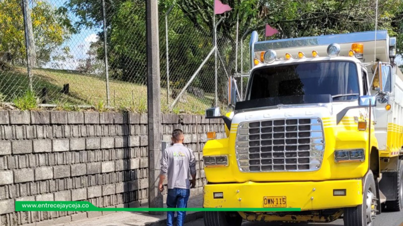 Volqueta varada ocasiona trancón en vía Somer – San Antonio
