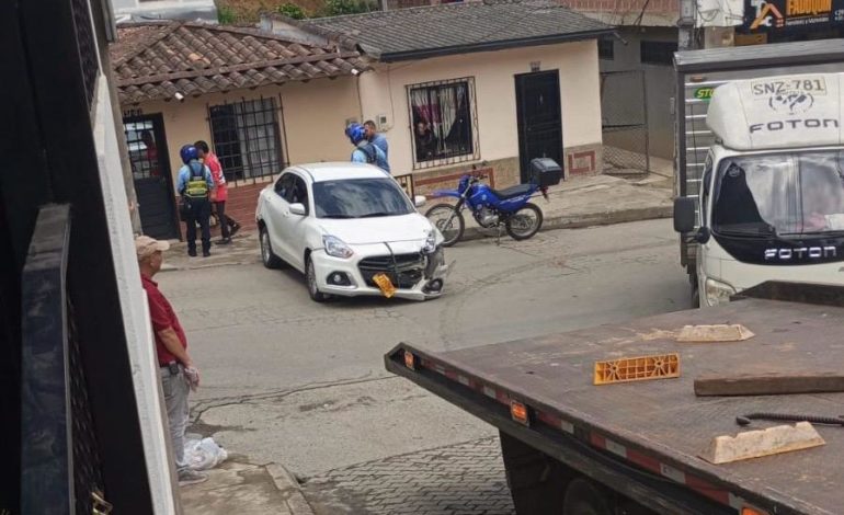 Carro involucrado en accidente se cayó de una camabaja y chocó contra una casa en El Carmen