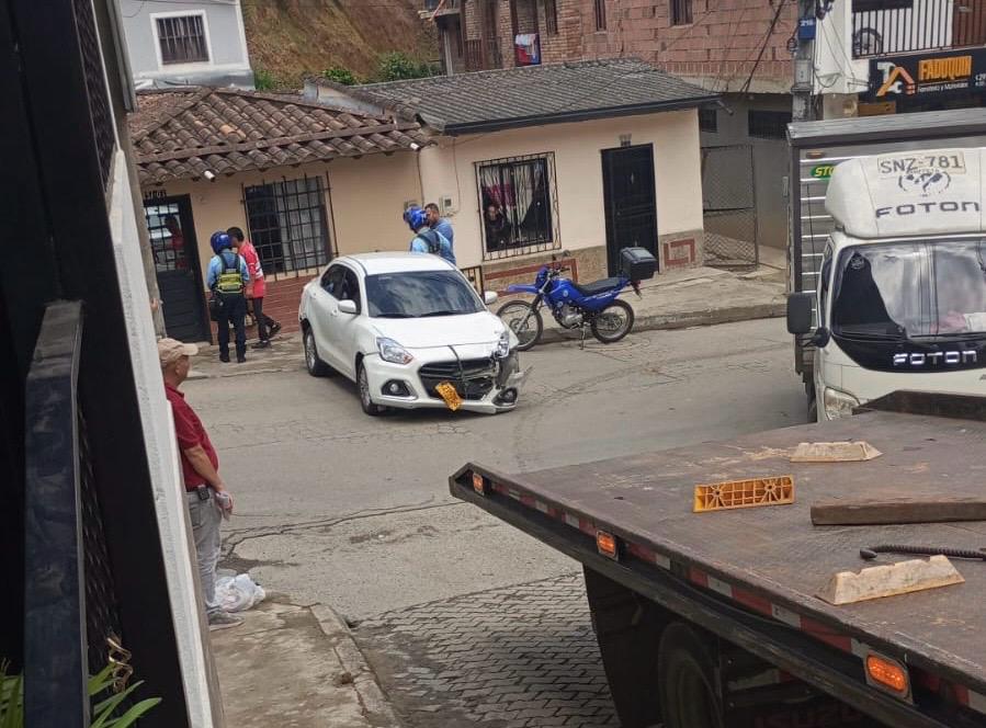 Carro involucrado en accidente se cayó de una camabaja y chocó contra una casa en El Carmen