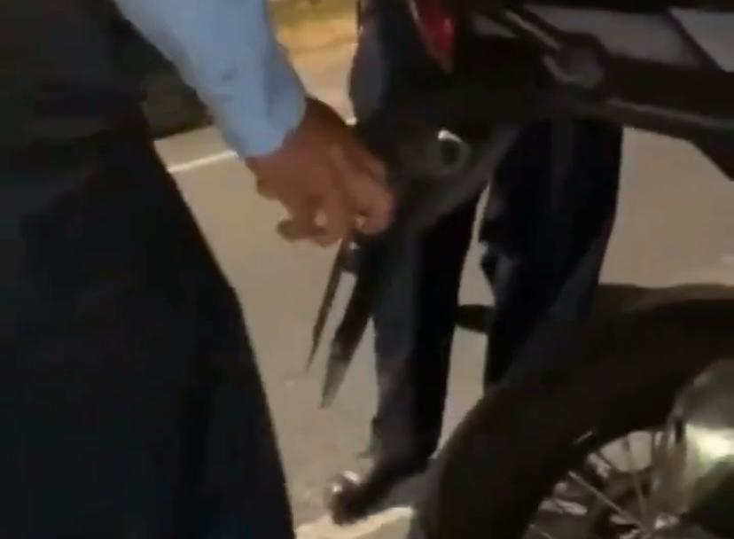 Abren investigación contra agente de tránsito que dañó una moto a propósito en Las Palmas