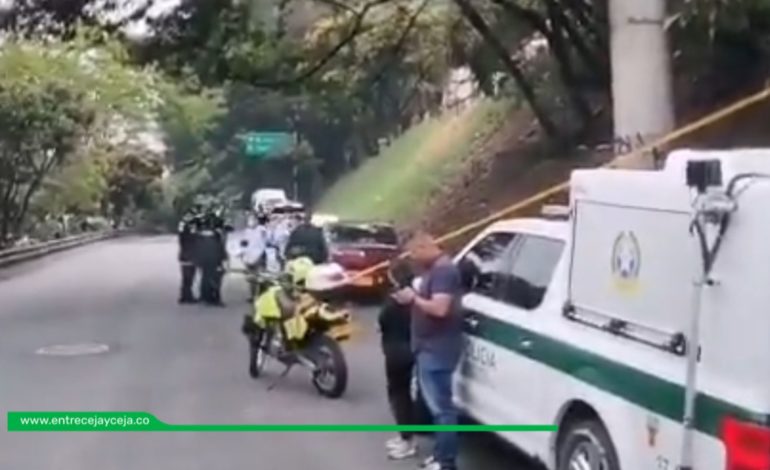 Hallan una persona muerta amordazada dentro de un vehículo en Medellín