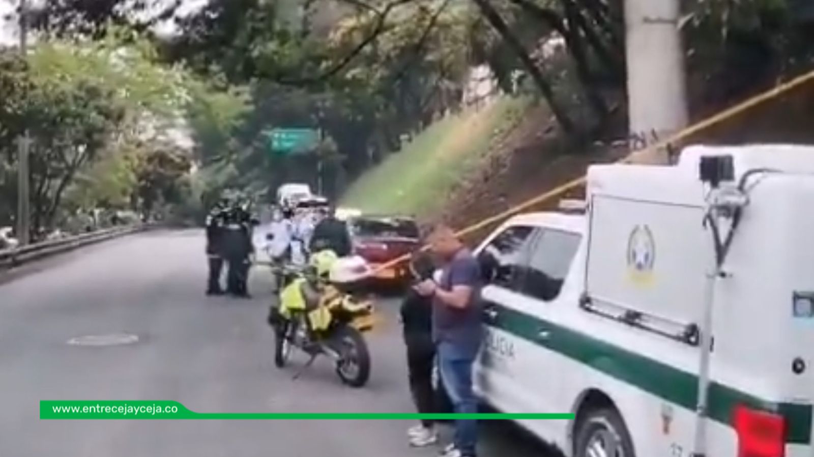 Hallan una persona muerta amordazada dentro de un vehículo en Medellín