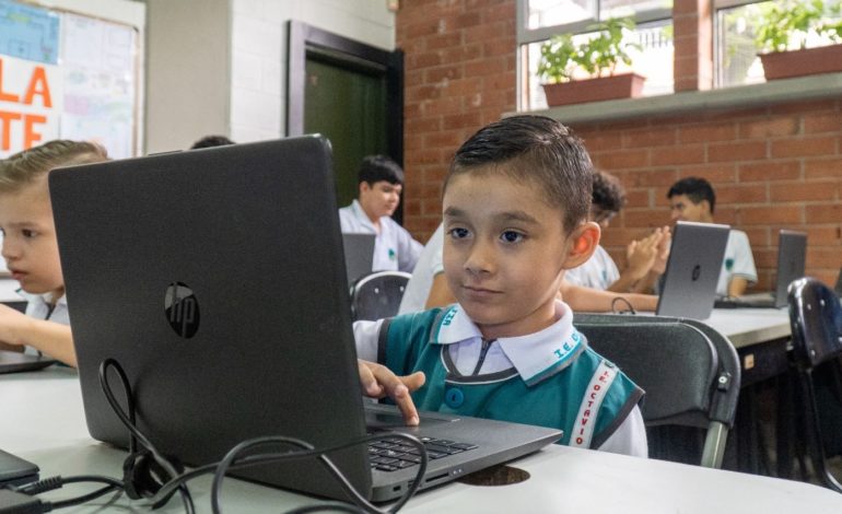 Instituciones educativas de Medellín reciben donación tecnológica